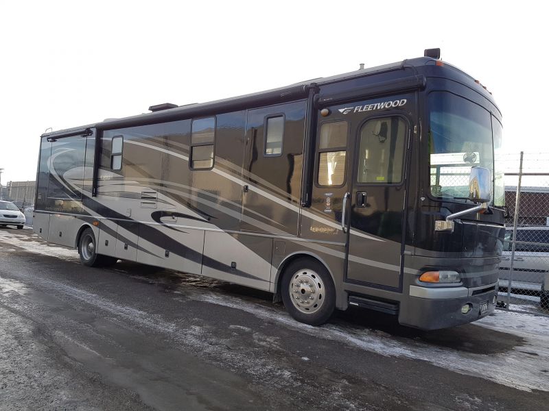 2007 Fleetwood Motorhome wheelchair lift