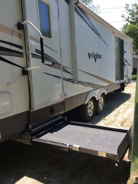 2011 V Cross Travel Trailer with Braunn UVL wheelchair lift