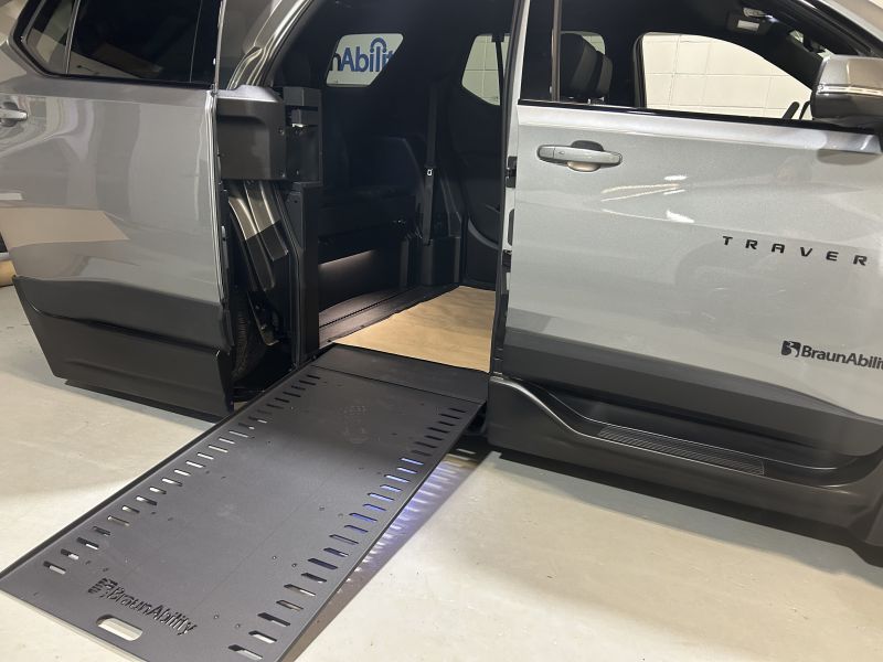 2023 Chevrolet Traverse 1LT Cloth with Braun Traverse Power ramp conversion