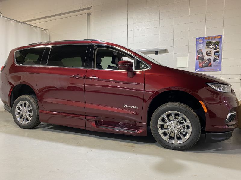 2021 Chrysler Pacifica Touring L with Braun Entervan power infloor ramp