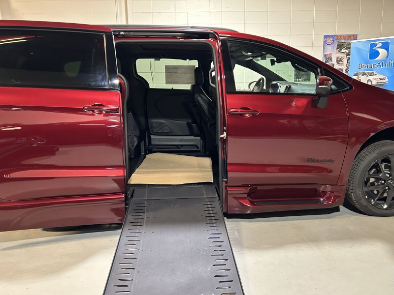 2023 CHRYSLER PACIFICA TOURING L S APPEARANCE PKG BRAUN ENTERVAN