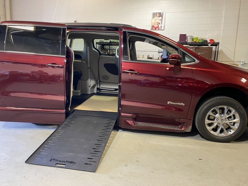2023 Chrysler Pacifica Touring L with Braun power Infloor ramp