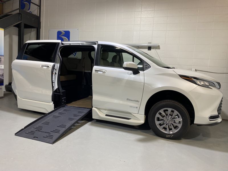 2023 Toyota Sienna XLE Hybrid with Braun Rampvan XT Conversion 