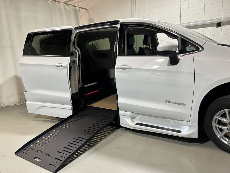 2023 Chrysler Pacifica Touring L with Braun Power Fold Ramp